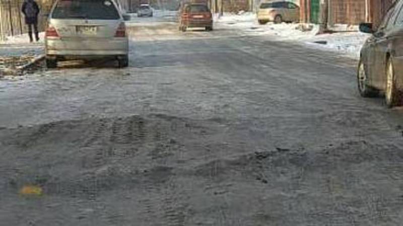 В Кызыл-Аскере возле школы №15 лежачий полицейский зарос льдом