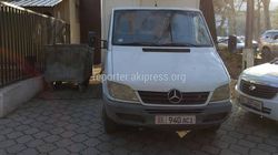 На ул.Тыныстанова водитель припарковал грузовик на тротуаре и перегородил проход, - читатель (фото) На ул.Тыныстанова водитель припарковал грузовик на тротуаре и перегородил проход, - читатель (фото)