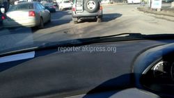 В Бишкеке на Жукеева Пудовкина - Кулатова ямы перед светофором, - читатель (фото)