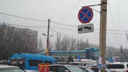 Мэрия провела разъяснительные работы с теми, кто незаконно устроил платную парковку возле рынка «Мадина»