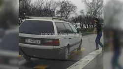 В Бишкеке «Фольксваген» чуть не сбил пешехода на «зебре» <i>(видео)</i>