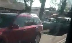 Каждое утро регулировщики перекрывают проспект Манаса, создавая пробки на второстепенных улицах <i>(видео)</i>