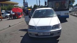 Возле Западного автовокзала водитель «Тойоты» припарковался на остановке и перегородил дорогу общественному транспорту (фото) Возле Западного автовокзала водитель «Тойоты» припарковался на остановке и перегородил дорогу общественному транспорту (фото)