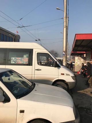 Управление городского транспорта поговорило с водителем, который припарковал маршрутку на остановке