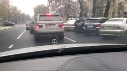Возле поликлиники МВД под знаком «работает эвакуатор» каждый день паркуется целый ряд машин <i>(видео)</i>