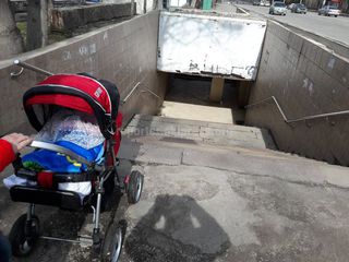 Подземный переход возле Госрегистра необорудован пандусом, - житель столицы (фото)