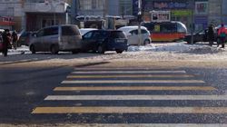На ул.Нуркамал водители до сих пор паркуются, закрывая проход к пешеходному переходу