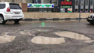 В прошлом году отремонтировали ул.Шопокова, а в этом году она уже в ямах, - читатель (дополнено)