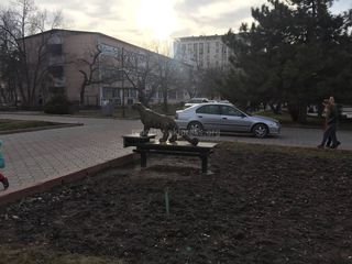 В Бишкеке некоторые машины ездят по тротуарам Аллеи молодежи, - очевидец (фото)