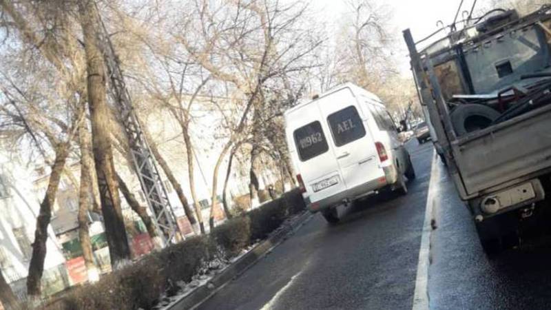 На Московской маршрутка ехала по встречной полосе. Фото