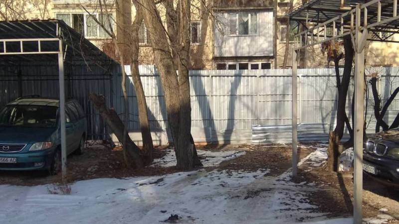 В 5 мкр возле дома №32 устроили самовольную стоянку и установили забор, - житель