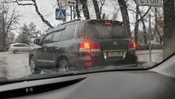 В центре Бишкека замечен тонированный «Лексус», возможно, с подложными номерами. Фото