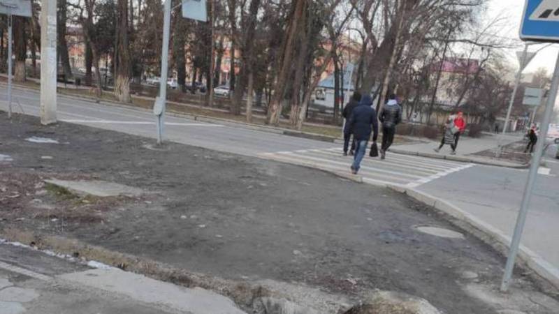 Возле школы №9 в Бишкеке пешеходный переход упирается в арык. Фото