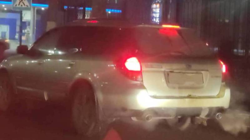 Водитель «Субару» замазал номера авто, чтобы скрыть их от камер «Безопасного города», - очевидец