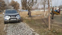 В Баткене в парке возле здания полпредства «Ниссан» припарковали на тротуаре. Фото