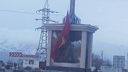 Самый большой флаг в Балыкчы сорвало ветром. Видео Самый большой флаг в Балыкчы сорвало ветром. Видео