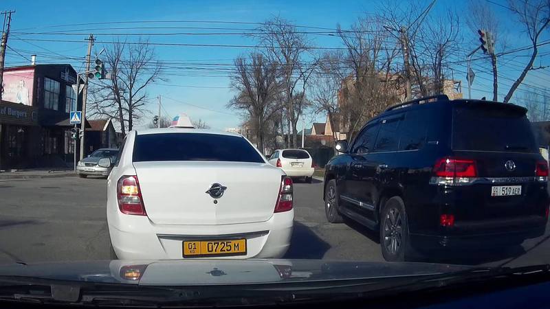 В Бишкеке замечена тонированная «Тойота Ленд Крузер». Фото