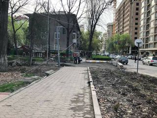 Свисающий провод на Эркиндик-Боконбаева представляет опасность, - житель (фото)