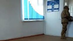 Внутри здания отдела Госрегистра в Балыкчы очень грязно, - посетитель