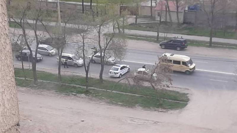 В мкр Тунгуч сотрудники патрульной милиции проверяют машины, - очевидец