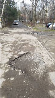В столичном 8 мкр состояние внутридворовых дорог катастрофическое, - житель (фото)