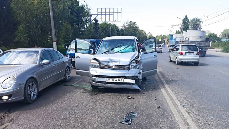 На улице Масалиева в Оше произошло ДТП. Фото