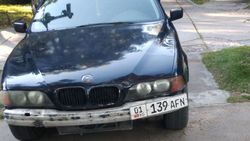 В санатории «Аврора» водитель припарковал свой БМВ на тротуаре. Фото