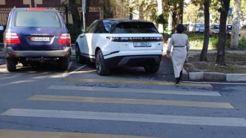 Водитель припарковал свой Range Rover на пешеходном переходе. Фото