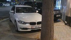 Lexus LX 570 и BMW 320 припаркованы на тротуаре по ул.Киевской