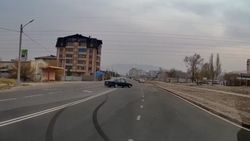 Дрифтер на «Мерседесе» на ул.Каралаева. Видео