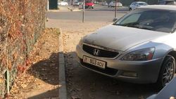 «Хонда Аккорд» припаркована на тротуаре по ул.Жумабека. Фото очевидца
