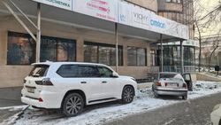 На Манаса «Крузак» и «Хендай» припаркованы на газоне На Манаса «Крузак» и «Хендай» припаркованы на газоне