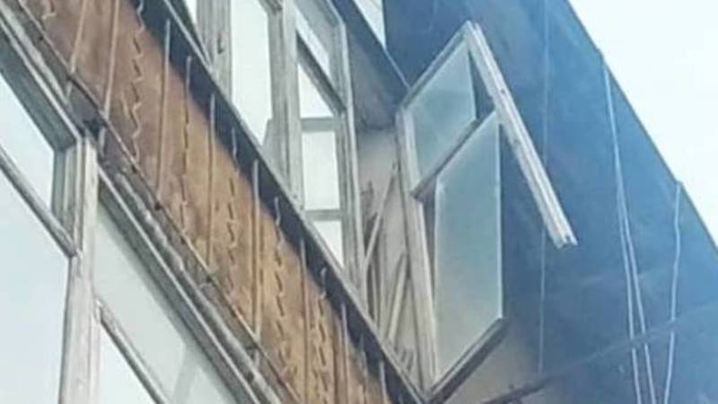 На Боконбаева стекло из окна может упасть на прохожих, - очевидец