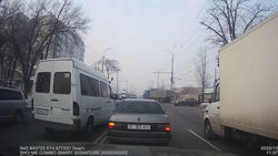 Маршрутка №100 выехала на встречку и проехала на красный на Ахунбаева. Видео Маршрутка №100 выехала на встречку и проехала на красный на Ахунбаева. Видео