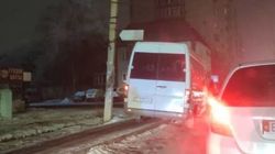 Маршрутка №195 едет по тротуару на Боконбаева. Фото очевидца Маршрутка №195 едет по тротуару на Боконбаева. Фото очевидца