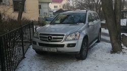 «Мерседес 450» припаркован на тротуаре на Токтоналиева. Фото «Мерседес 450» припаркован на тротуаре на Токтоналиева. Фото