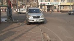 Lexus с подложными номерами припаркован в неположенном месте. Фото горожанина