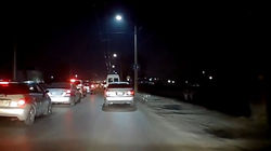 Из окна «Тойоты» выкинули кучу мусора на дорогу. Видео