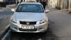 «Аккорд» припаркован на тротуаре возле налоговой службы. Фото