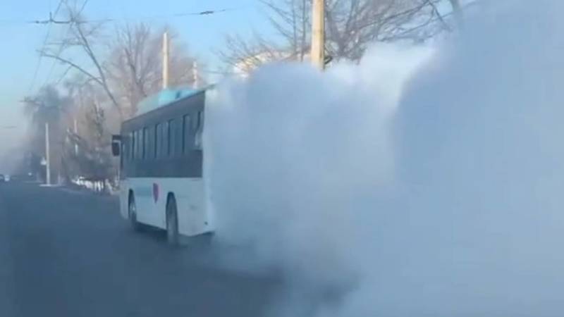 Пассажирский автобус сильно дымит. Видео