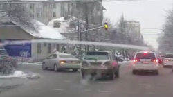 Lexus RX 300, у которого 14 тыс. сомов штрафов, нарушил ПДД. Видео горожанина