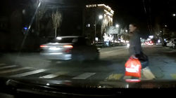 «Камри» не пропустил женщину на пешеходном переходе. Видео очевидца «Камри» не пропустил женщину на пешеходном переходе. Видео очевидца