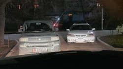 «Неправильная парковка». Две машины заблокировали проезд