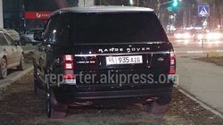 Range Rover c подложными номерами припаркован на газоне. Фото горожанина