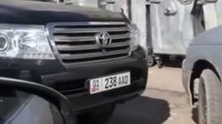 «Крузак» с подложным госномером припарковался, перекрыв проход к мусорным бакам. Видео