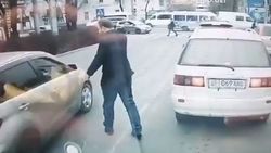 Водитель выехал на встречку и чуть не сбил пешехода, переходящего дорогу в неположенном месте. Видео