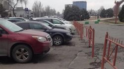 На Шопокова машины продолжают парковаться на тротуаре. Фото горожанина