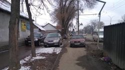 На Дэн Сяопина машины припаркованы на тротуаре. Фото