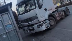 Тягач припарковался, перекрыв доступ к мусорным бакам. Фото