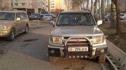 «Шевроле», «Сузуки» и «Мицубиси» припаркованы на тротуаре в Асанбае. Фото